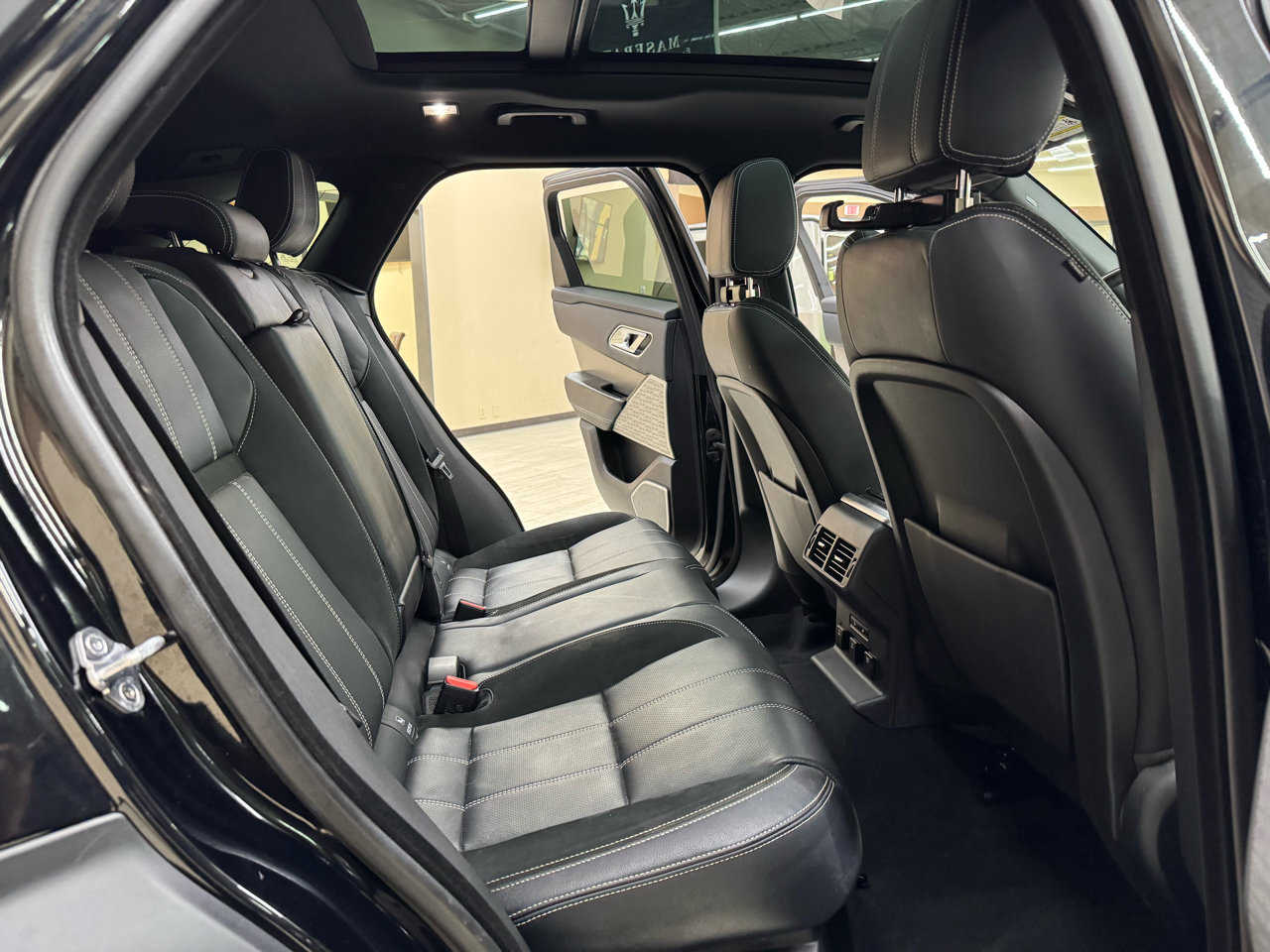 Used 2018 Land Rover Range Rover Velar R-Dynamic SE image 34