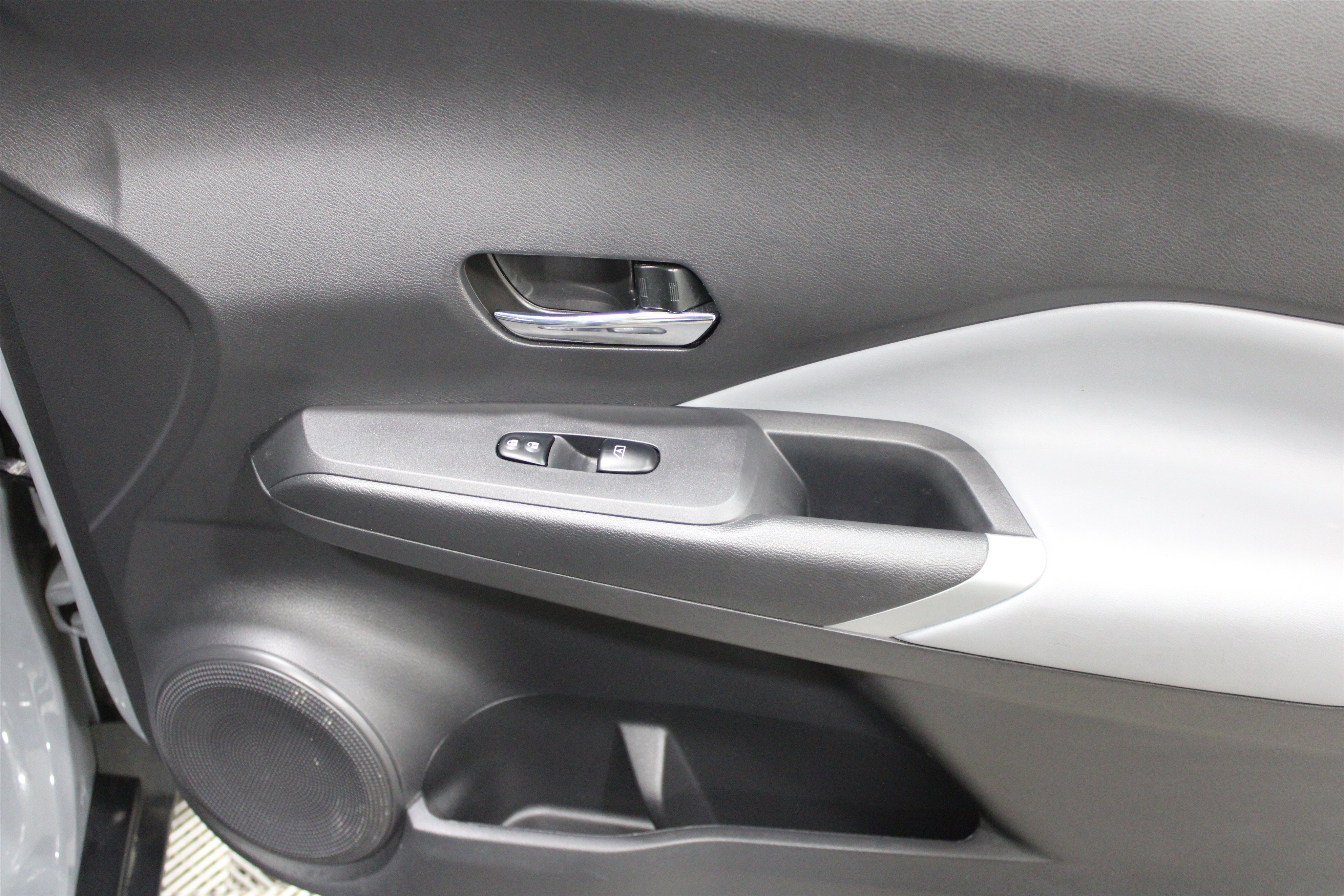 Used 2023 Nissan Kicks SR w/ SR Premium Package FWD image 25