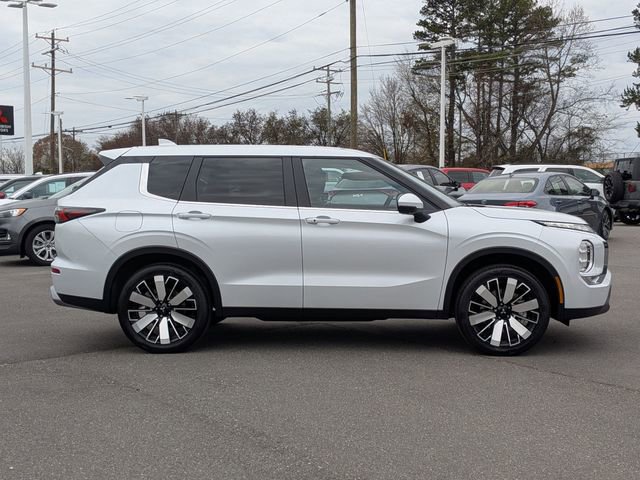 New 2026 Mitsubishi Outlander SE image 2