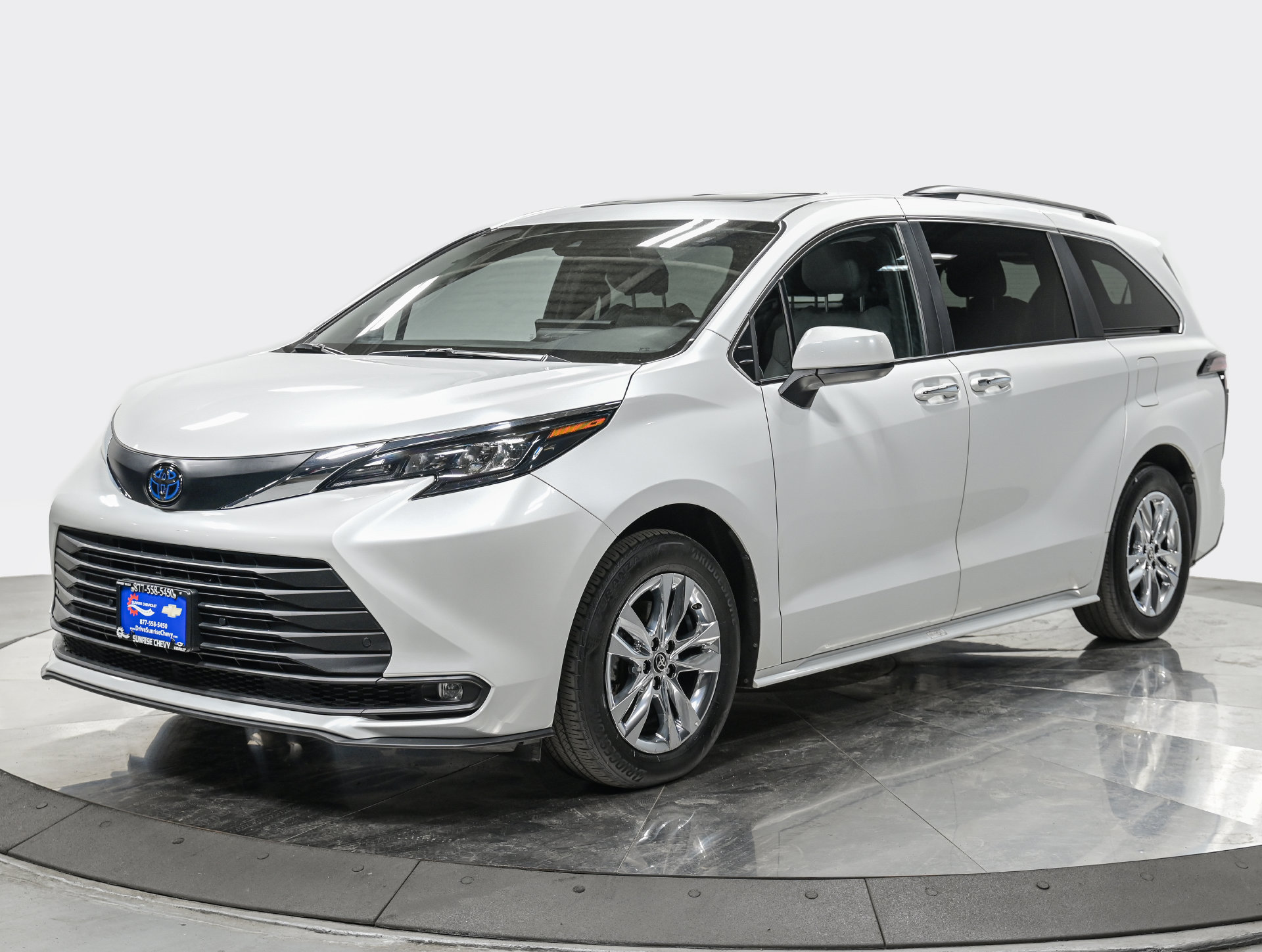 Used 2025 Toyota Sienna XLE w/ XLE Plus Package AWD/4WD image 1