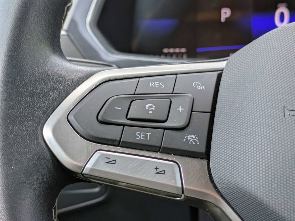 Used 2023 Volkswagen Tiguan SE R-Line image 34