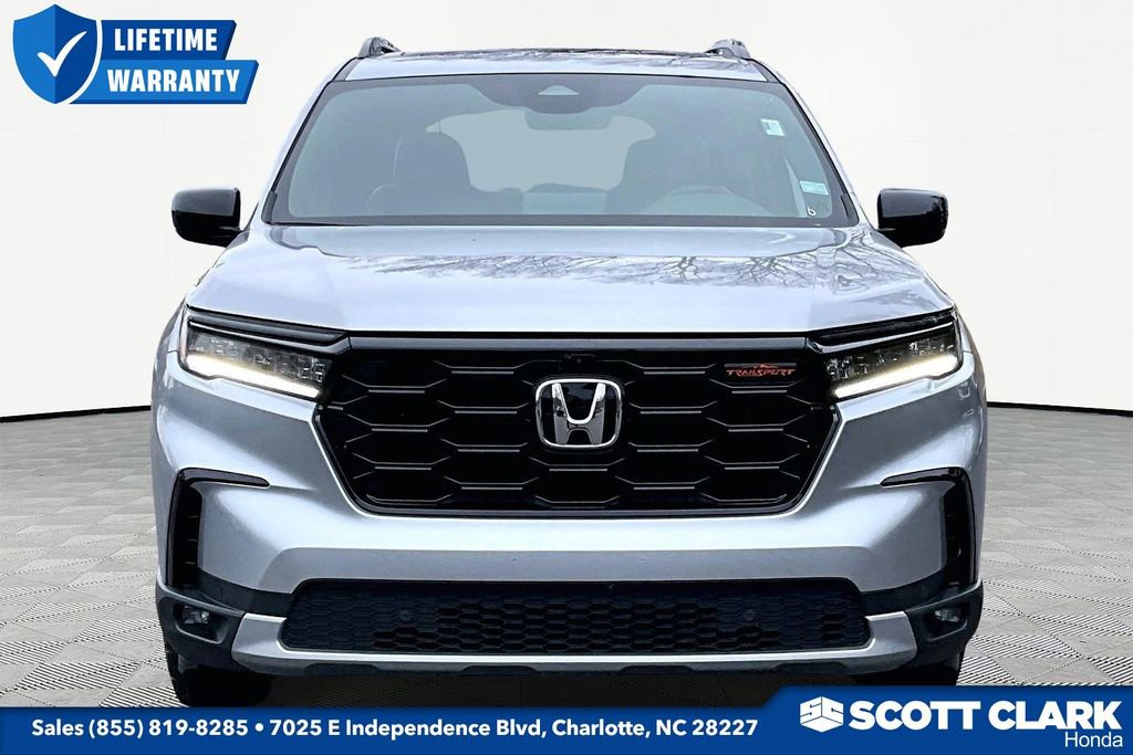 Used 2025 Honda Pilot TrailSport image 2