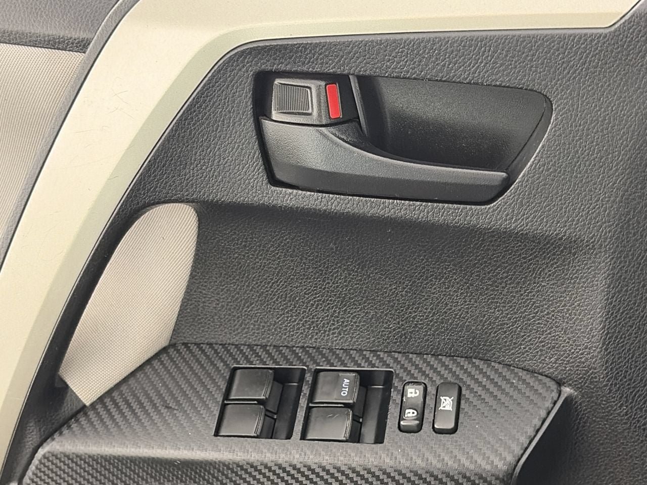 Used 2015 Toyota RAV4 LE FWD image 17