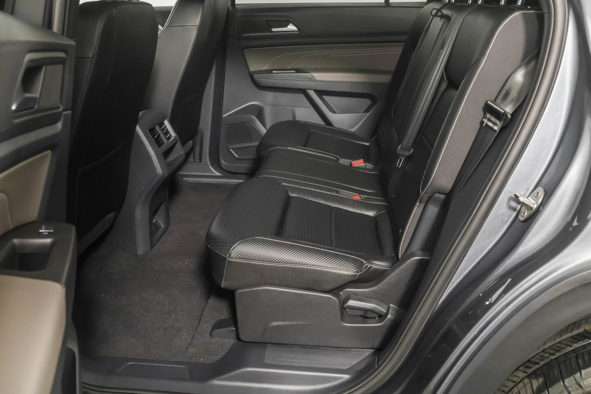 Used 2022 Volkswagen Atlas Cross Sport SE image 34