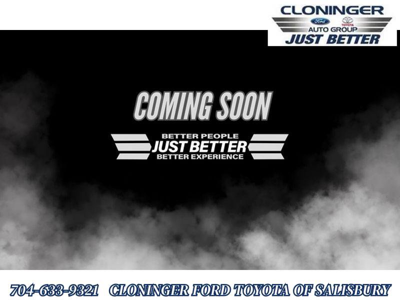 Used 2020 Volvo XC40 T4 Momentum image 1