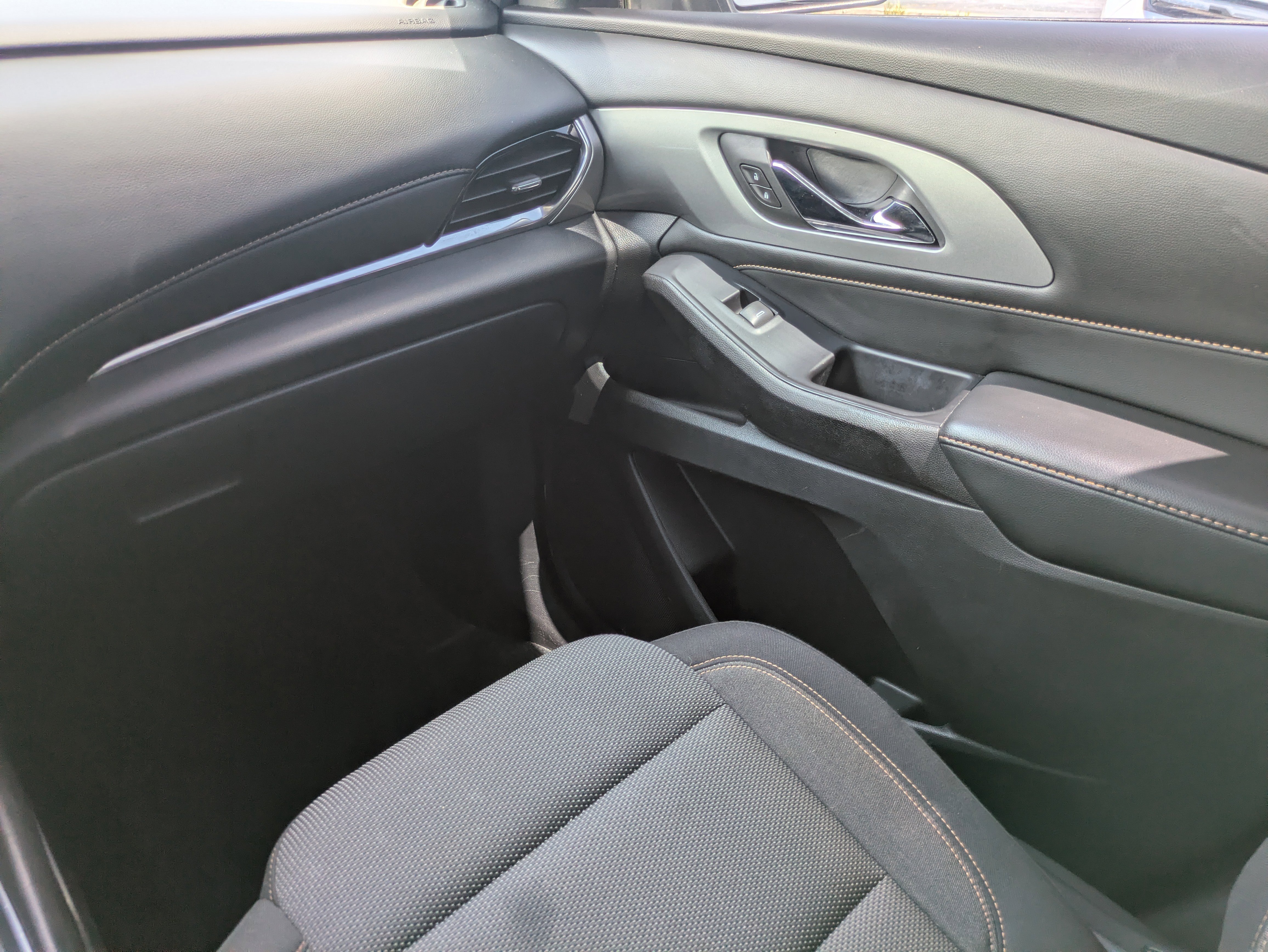 Used 2021 Chevrolet Traverse LT FWD image 13