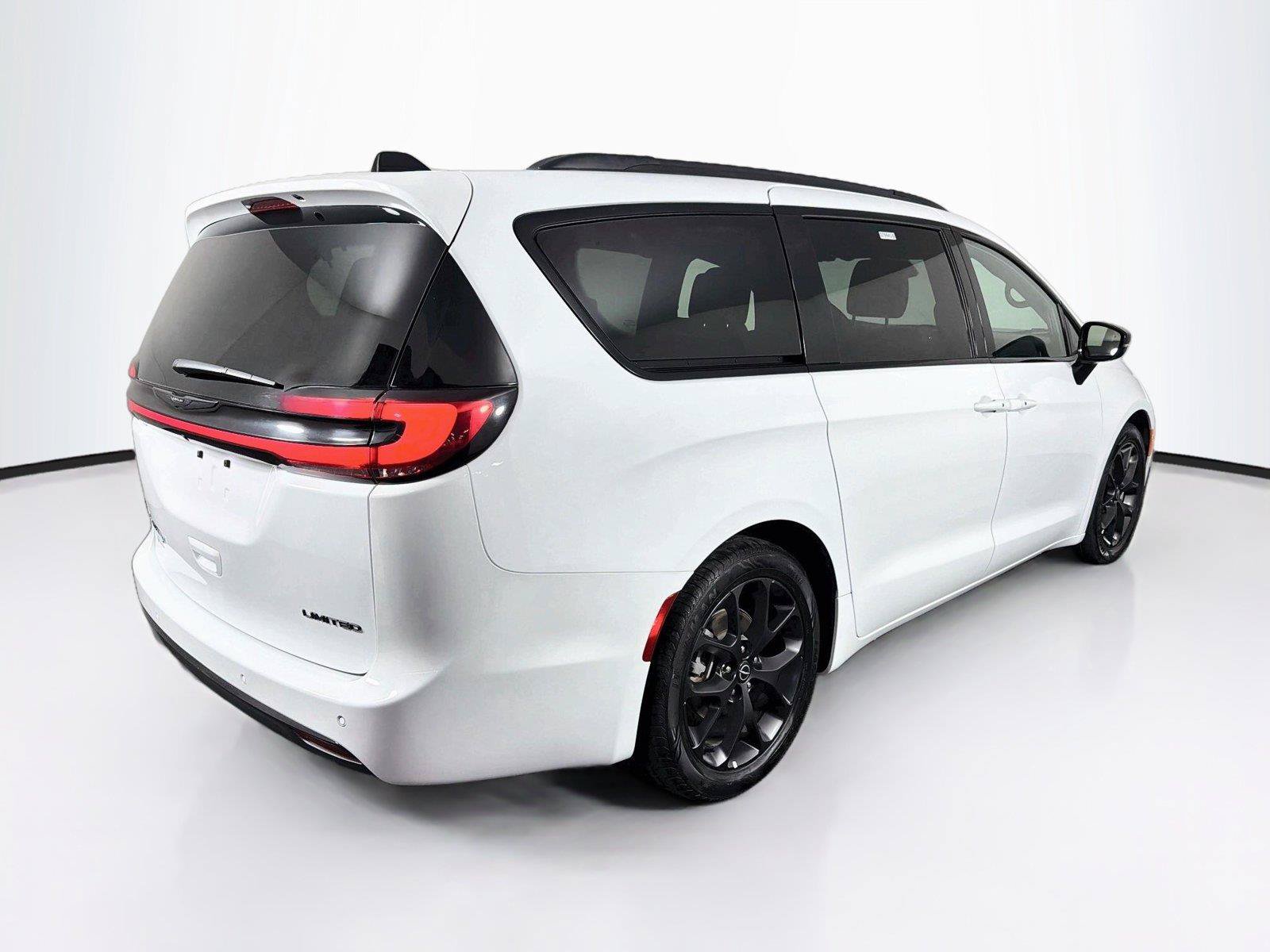 Used 2025 Chrysler Pacifica Limited FWD image 11