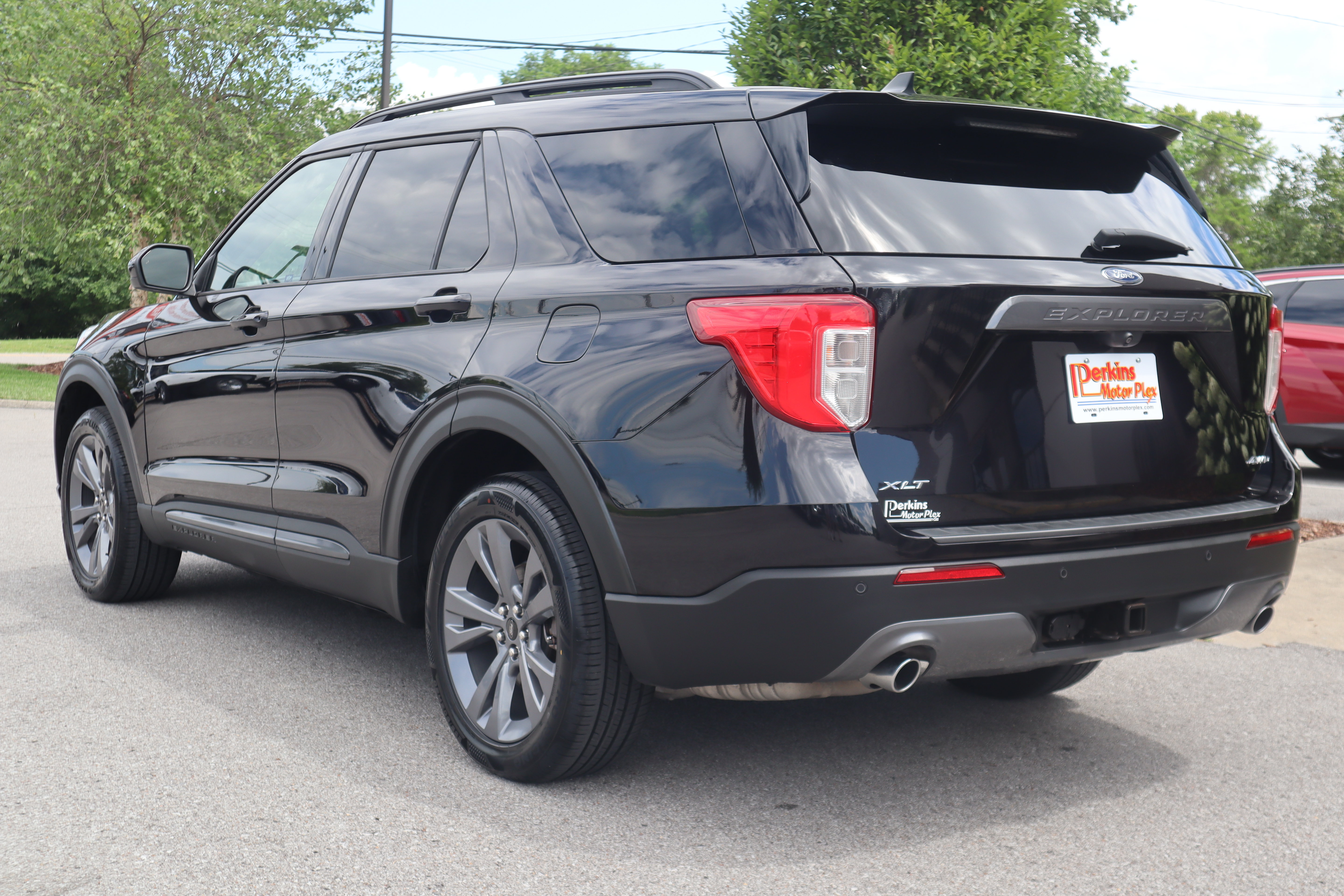 Used 2022 Ford Explorer XLT w/ Equipment Group 202A AWD/4WD image 9