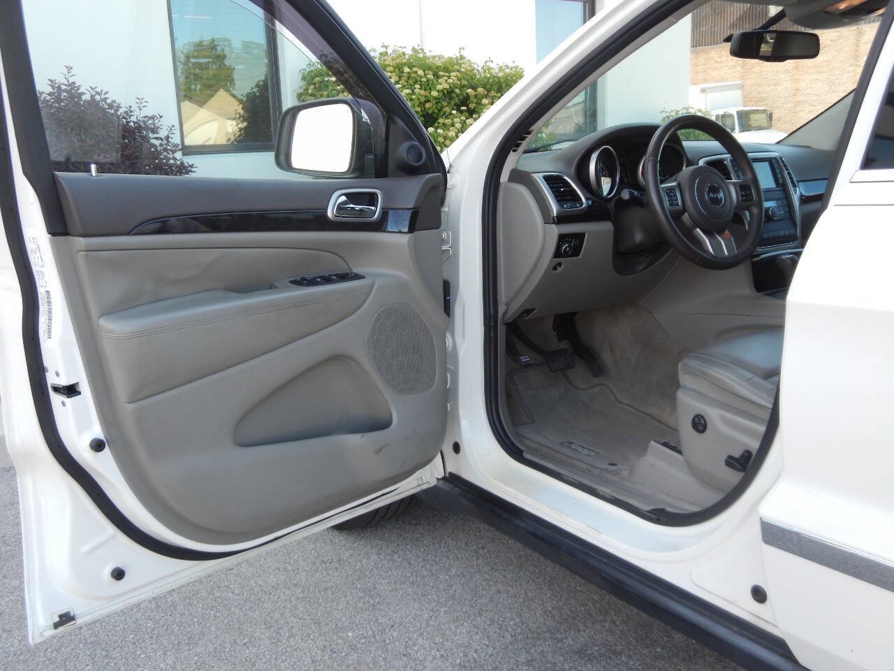 Used 2011 Jeep Grand Cherokee Laredo AWD/4WD image 25