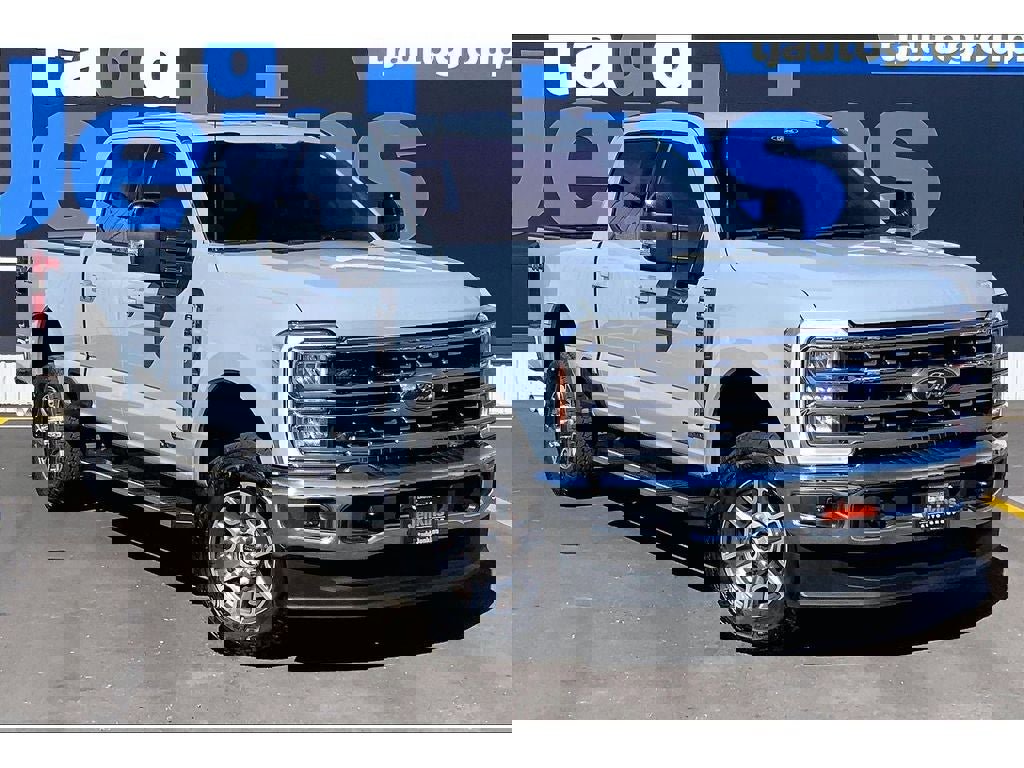 Used 2025 Ford F350 Lariat w/ FX4 Off-Road Package image 2