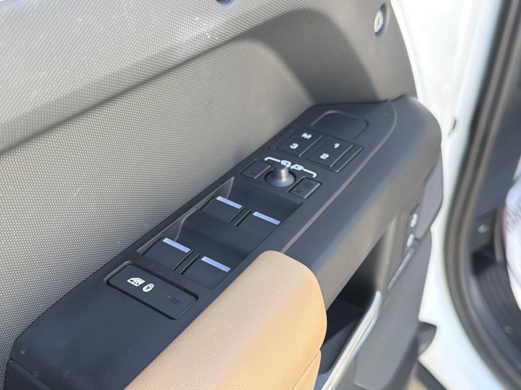 Used 2025 Land Rover Defender 110 S image 21