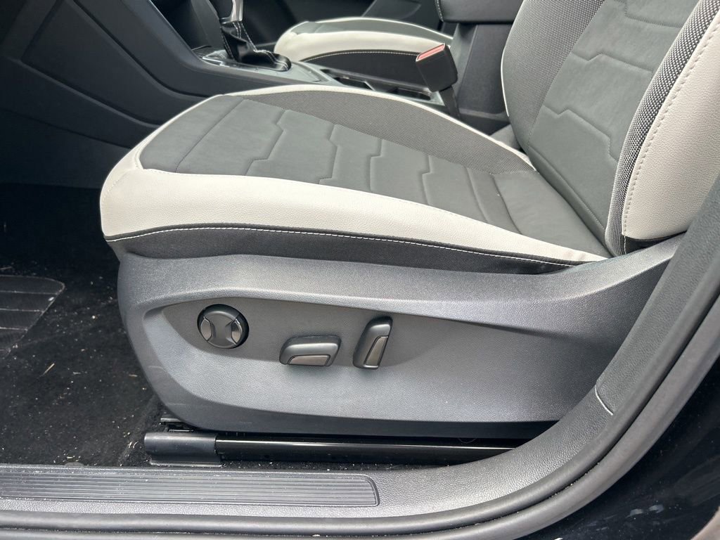 Certified 2025 Volkswagen Taos SE image 10
