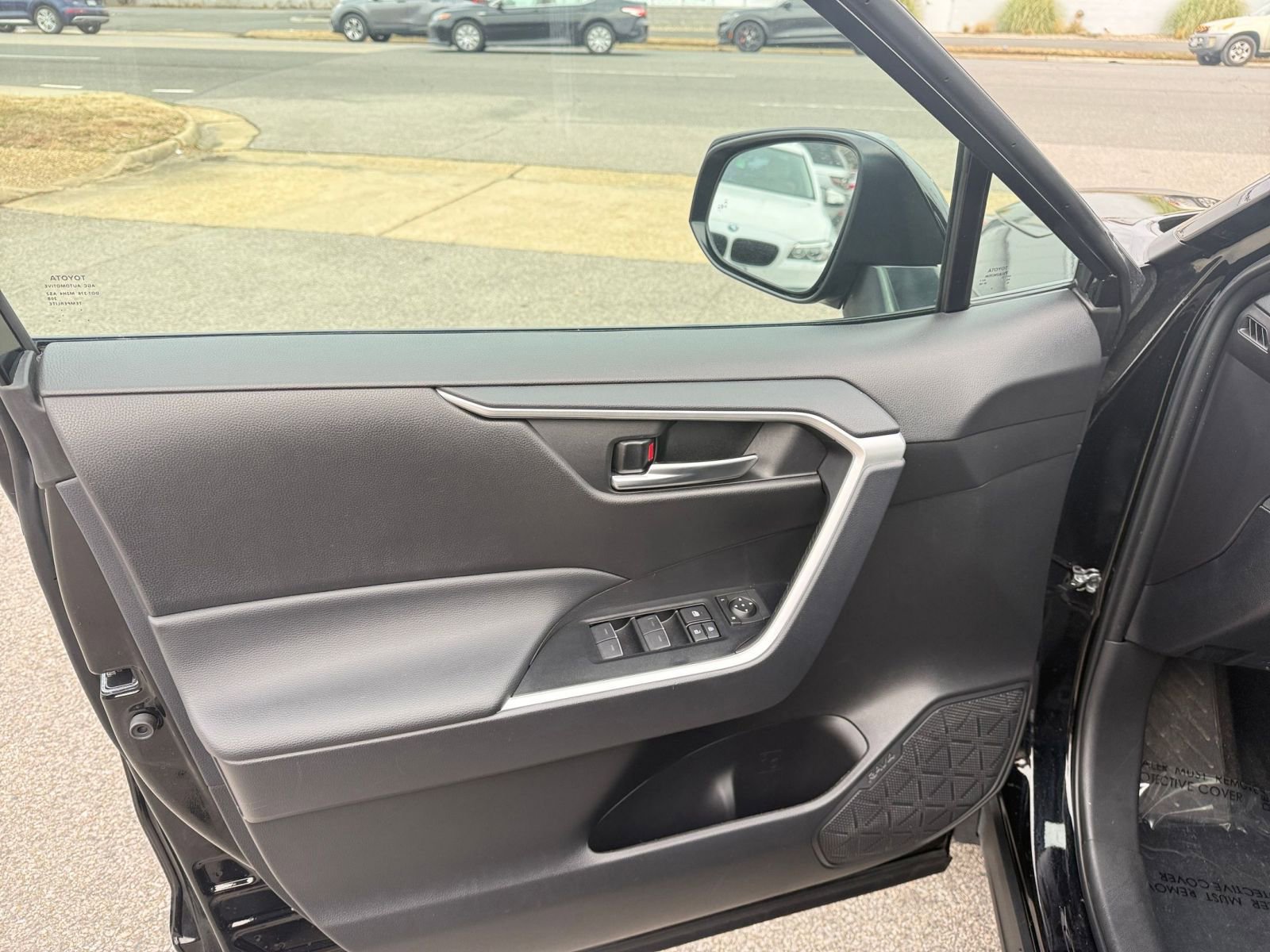 Used 2025 Toyota RAV4 XLE image 20