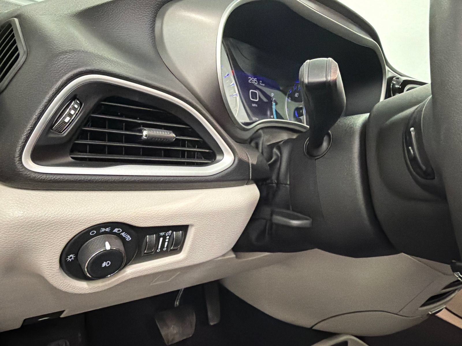 Used 2024 Chrysler Pacifica Touring-L FWD image 34