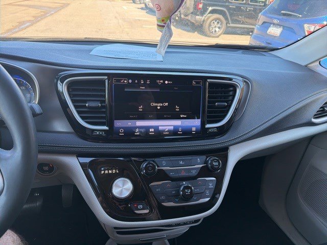 Used 2022 Chrysler Pacifica Touring-L image 13