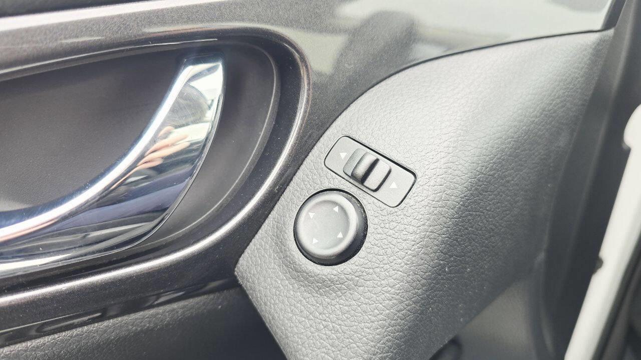 Used 2017 Nissan Rogue S image 24