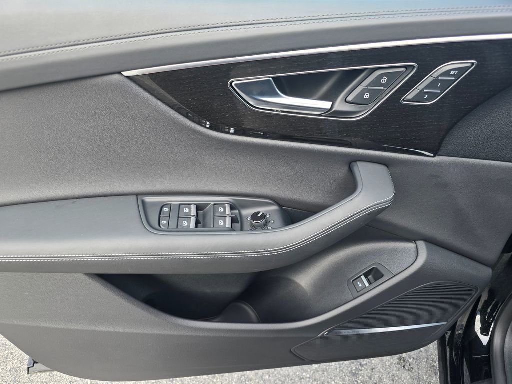 Used 2025 Audi Q8 Prestige w/ Prestige Package image 24