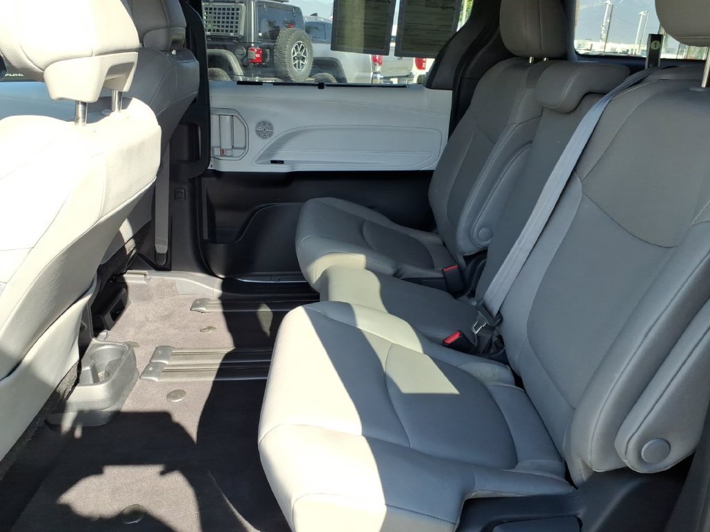 Used 2025 Toyota Sienna XLE FWD image 11