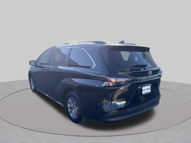 Used 2026 Toyota Sienna XLE FWD image 3