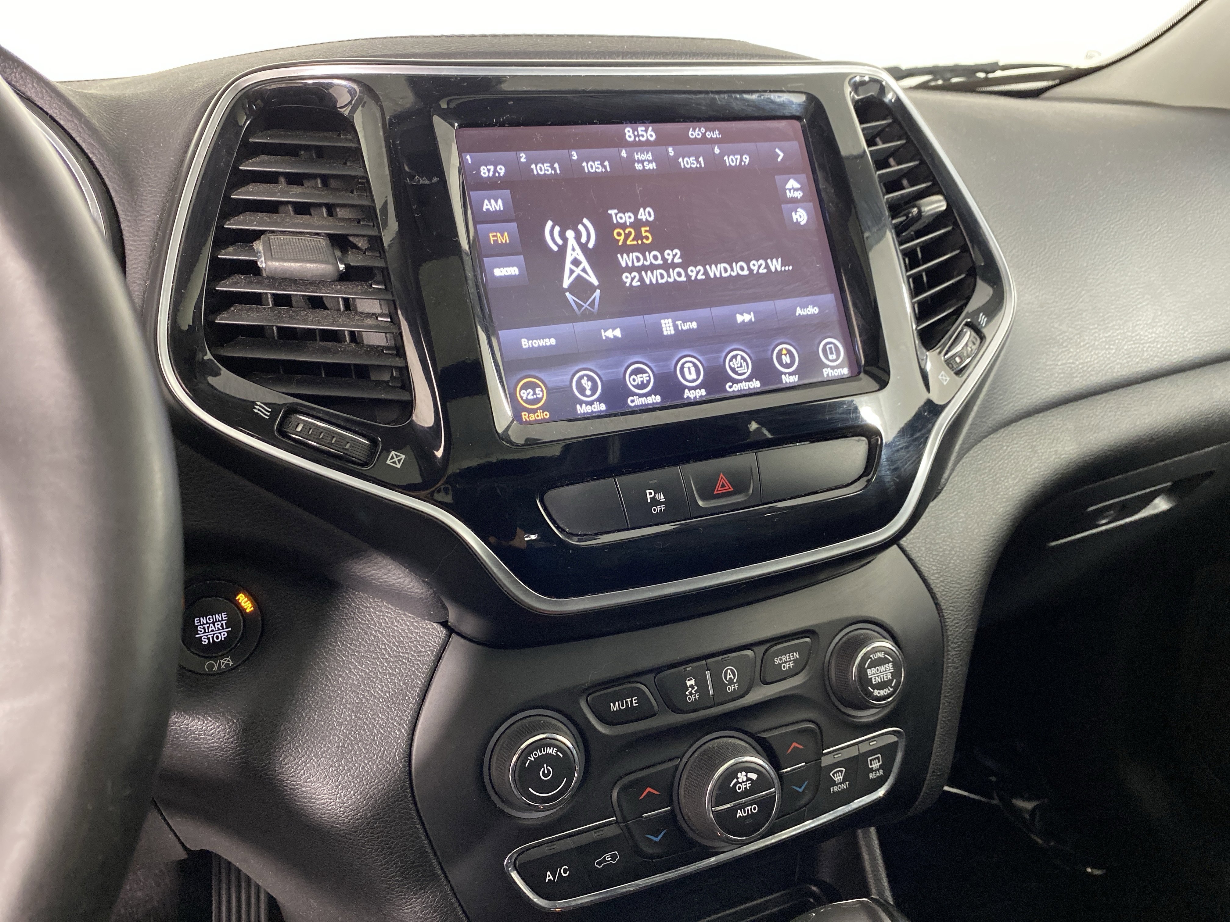 Used 2019 Jeep Cherokee Limited w/ Luxury Group AWD/4WD image 39