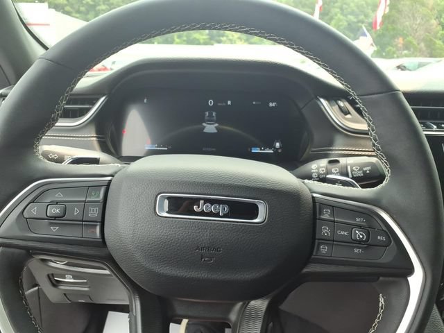 Used 2025 Jeep Grand Cherokee Altitude AWD/4WD image 22