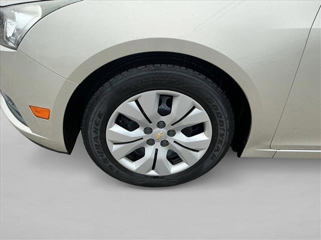 Used 2013 Chevrolet Cruze LS image 9