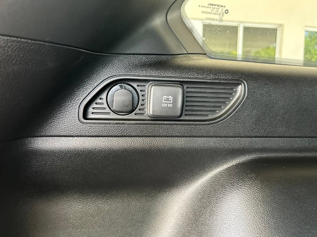 Used 2025 Jeep Grand Cherokee Laredo AWD/4WD image 33