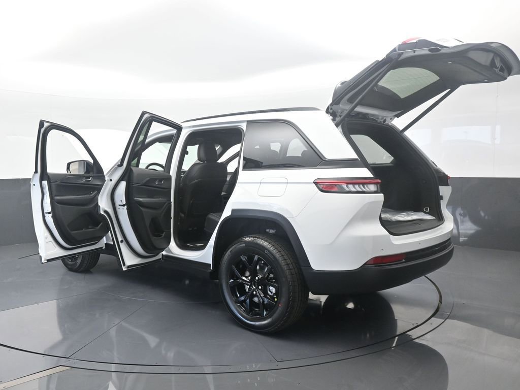 Used 2025 Jeep Grand Cherokee Altitude RWD image 67