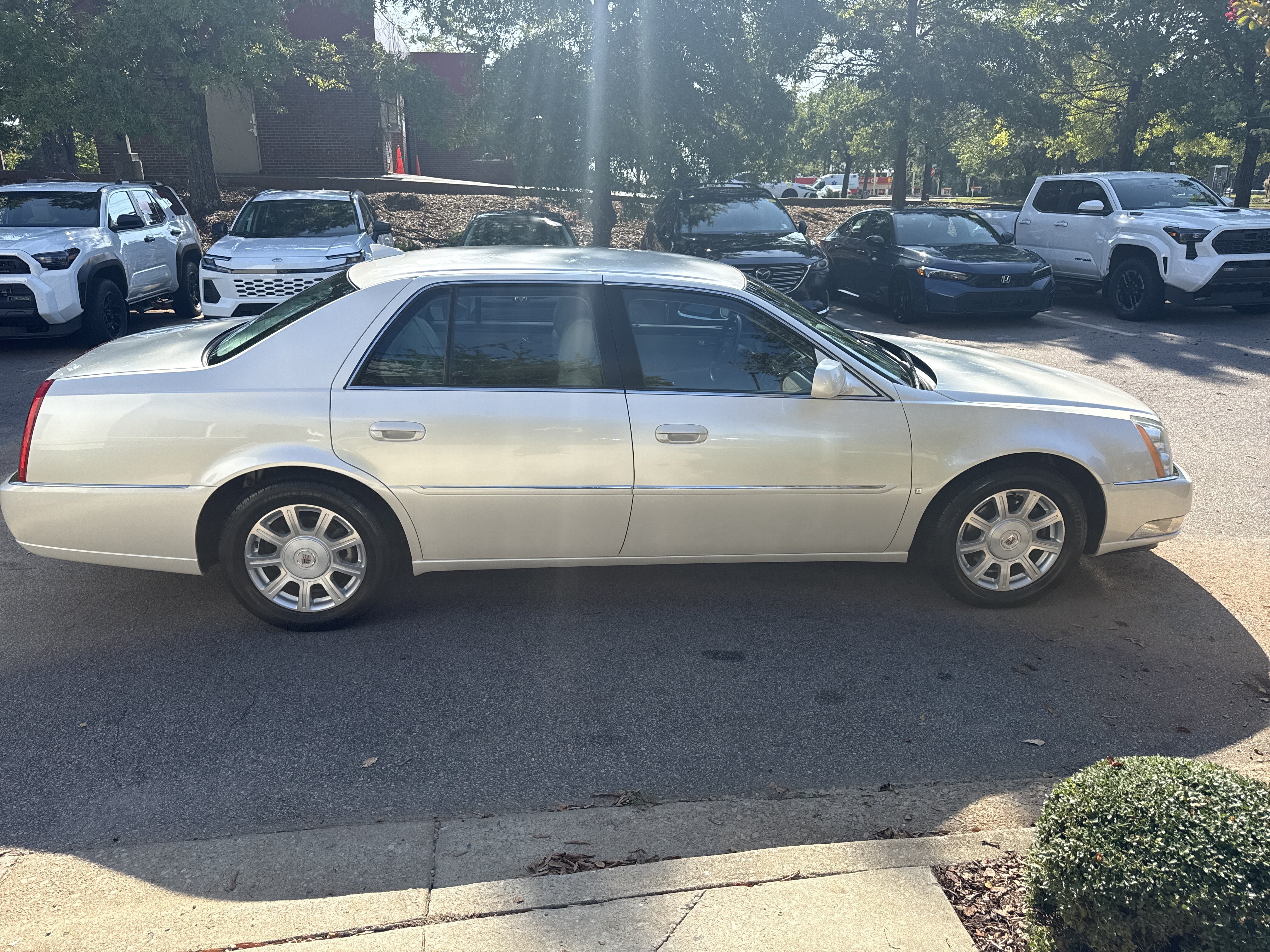 Used 2009 Cadillac DTS w/ Trunk Convenience Package FWD image 6