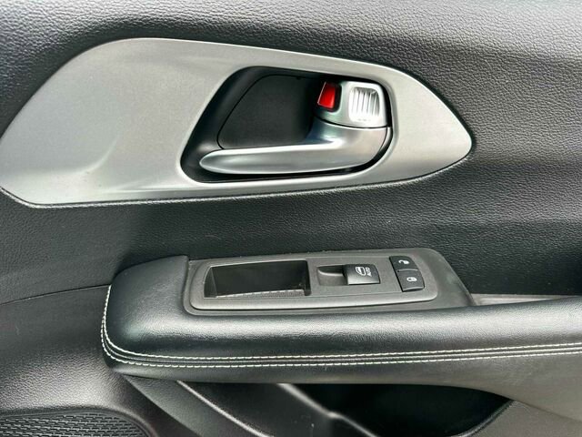 Used 2022 Chrysler Pacifica Touring-L w/ Uconnect Theater Family Group image 22