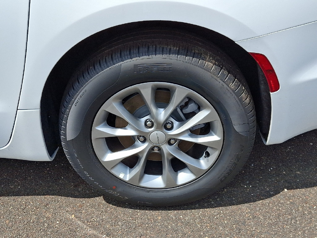 New 2027 Chrysler Pacifica Select AWD/4WD image 6