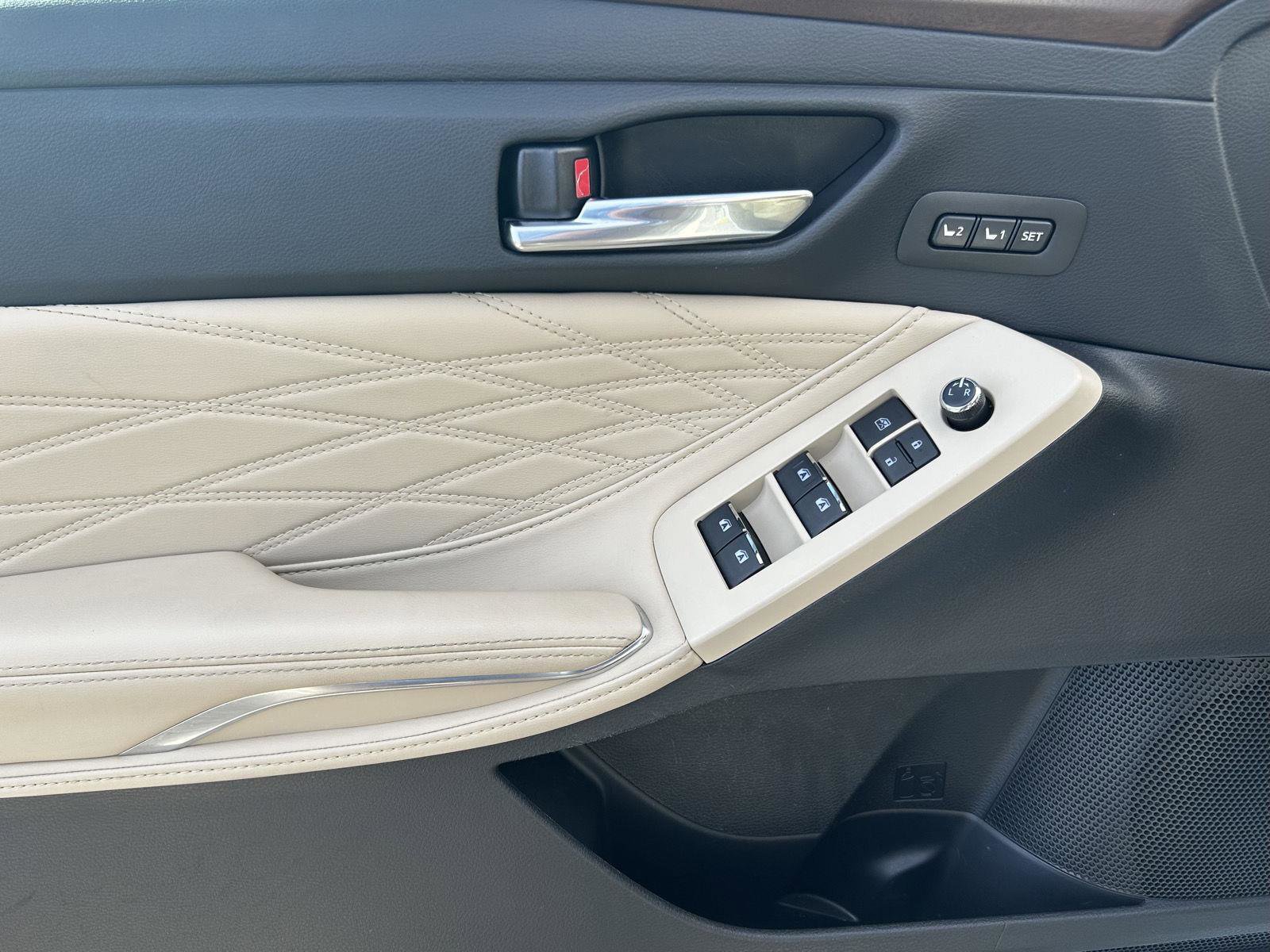 Used 2020 Toyota Avalon Limited image 12