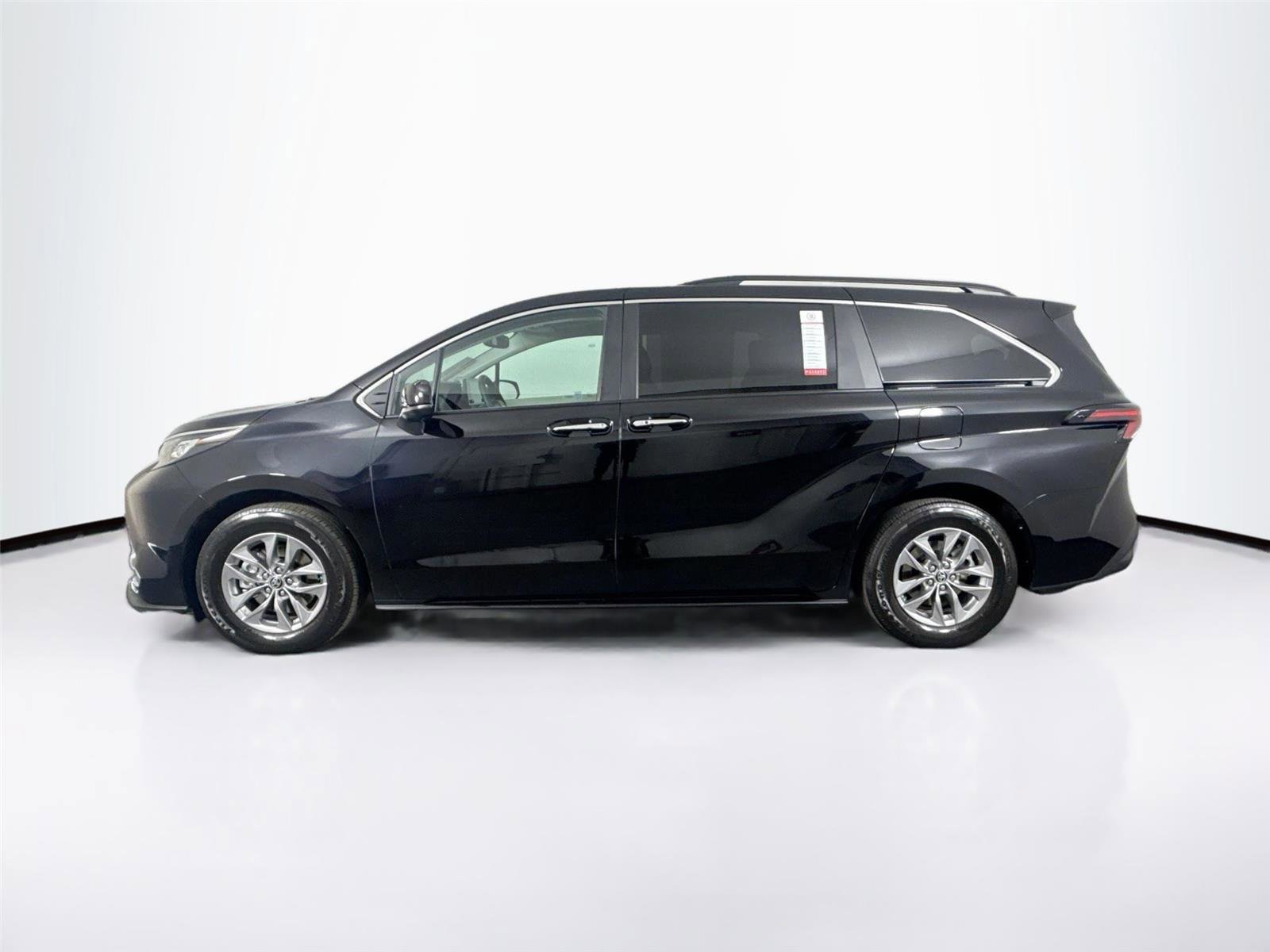 Certified 2023 Toyota Sienna XLE image 9