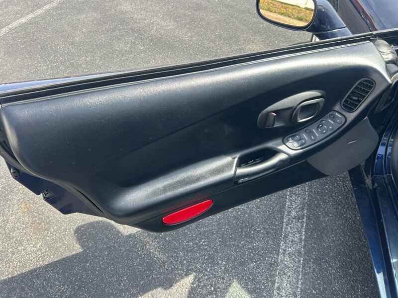 Used 2000 Chevrolet Corvette Convertible w/ Memory Pkg RWD image 10