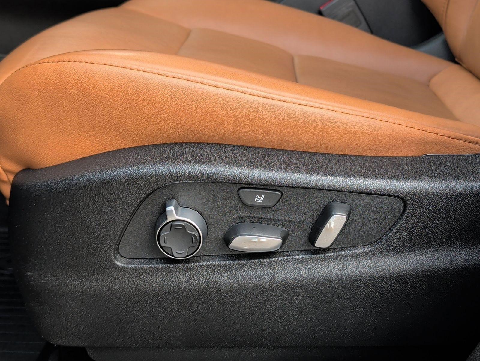 Used 2025 Cadillac XT4 Sport w/ LPO, Onyx Lite Package FWD image 10