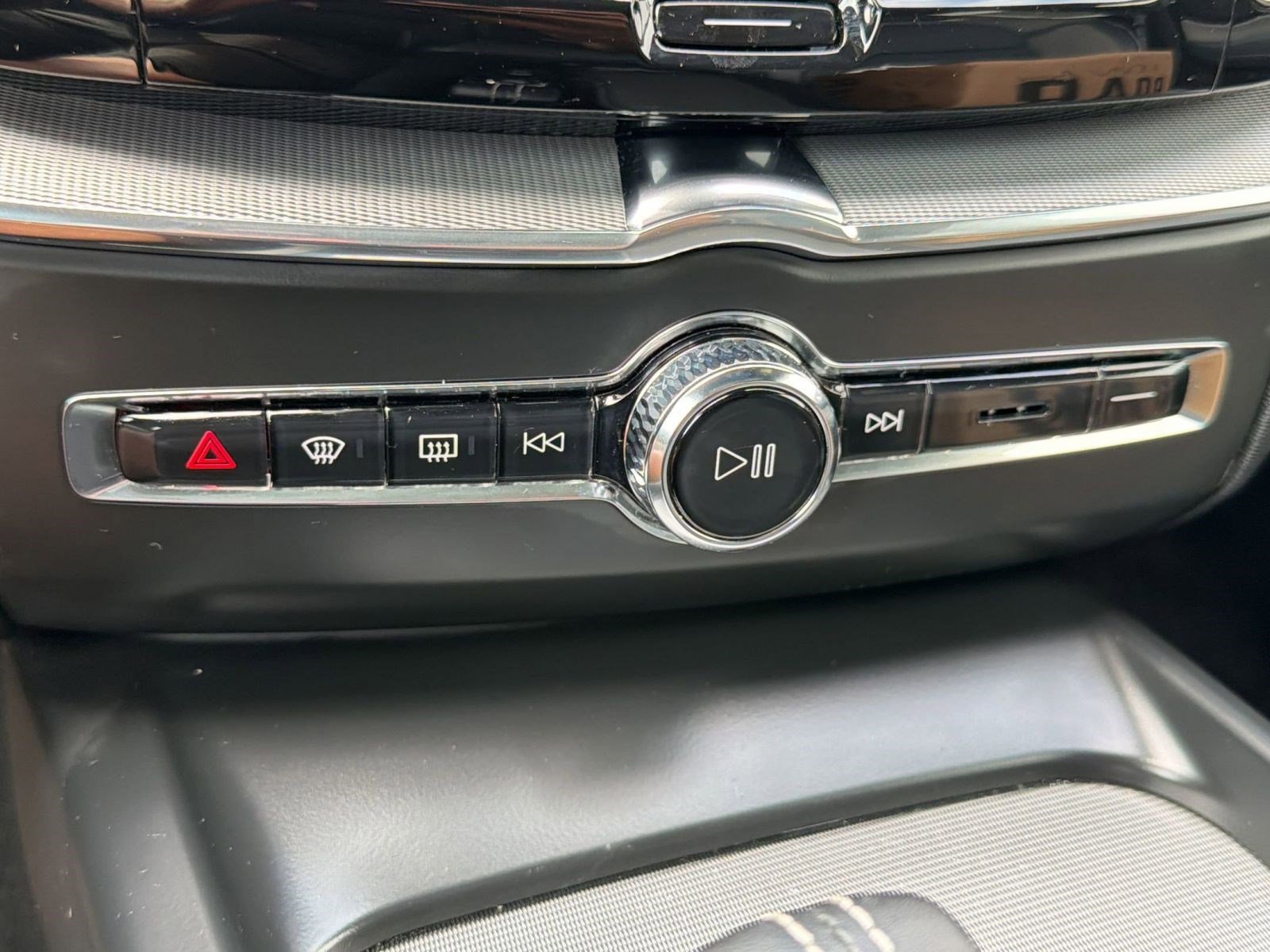 Used 2022 Volvo XC60 T8 R-Design w/ Advanced Package image 19