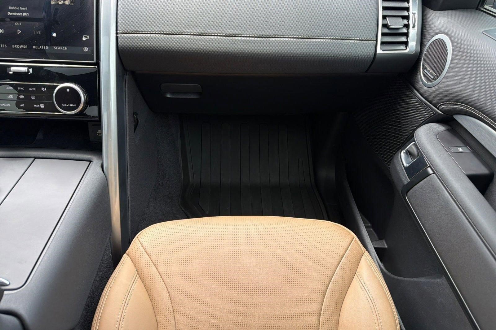 Used 2025 Land Rover Discovery Dynamic SE AWD/4WD image 32