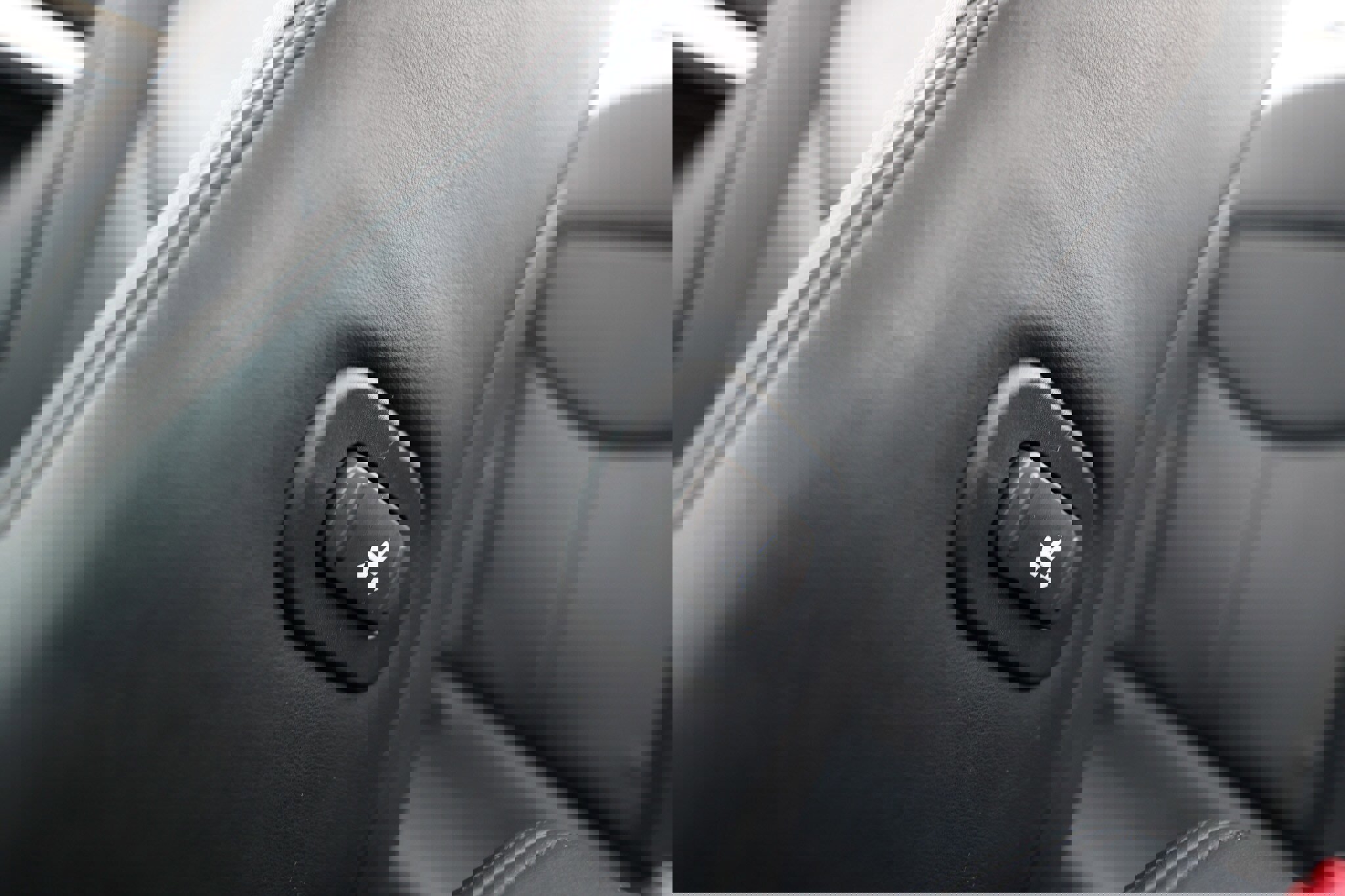 Used 2014 INFINITI Q60 Convertible w/ Premium Package image 28