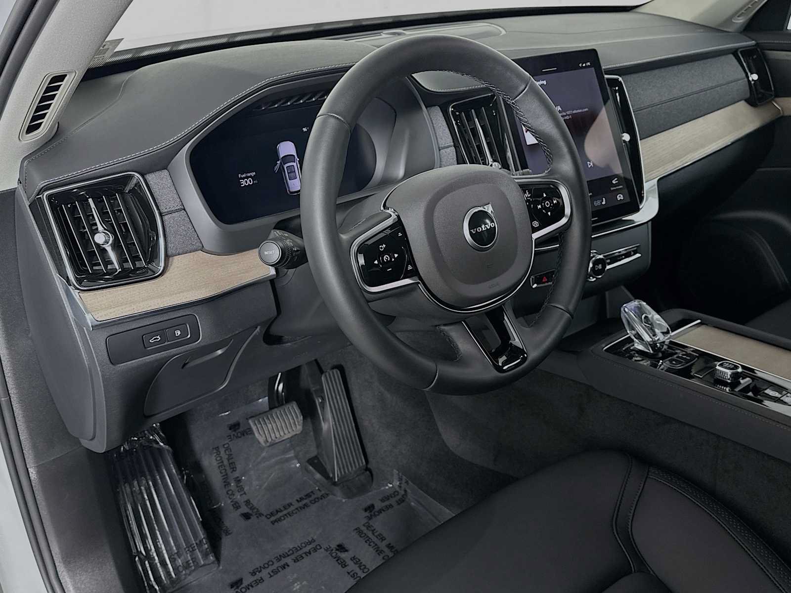 Used 2025 Volvo XC90 T8 Plus w/ Protection Package Premier AWD/4WD image 9