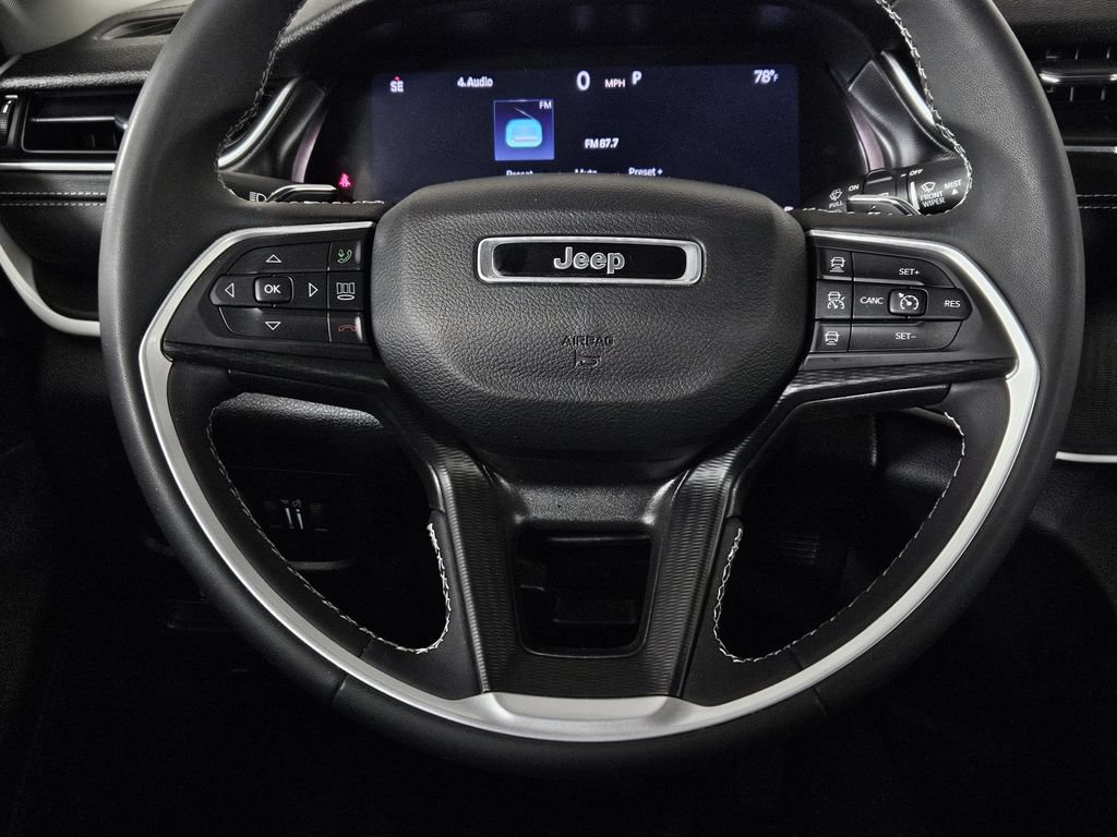 Used 2023 Jeep Grand Cherokee Laredo AWD/4WD image 11
