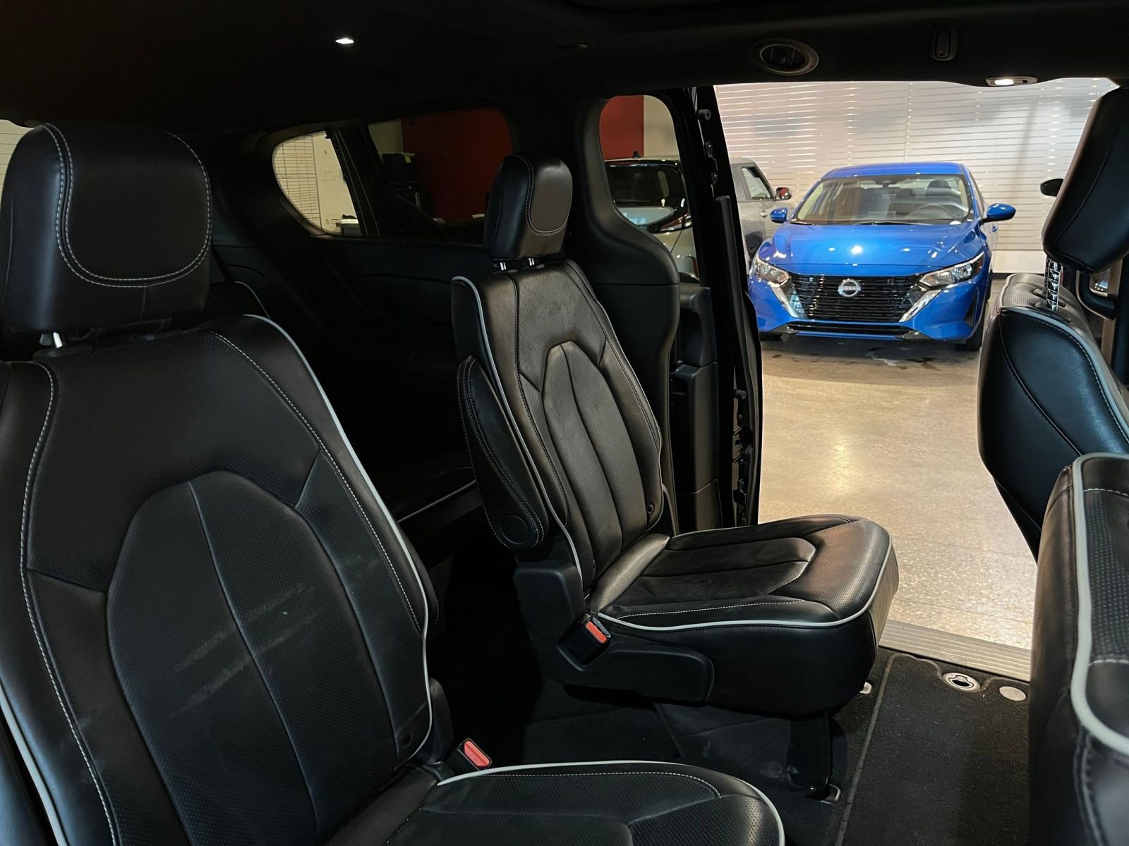 Used 2025 Chrysler Pacifica Limited image 41