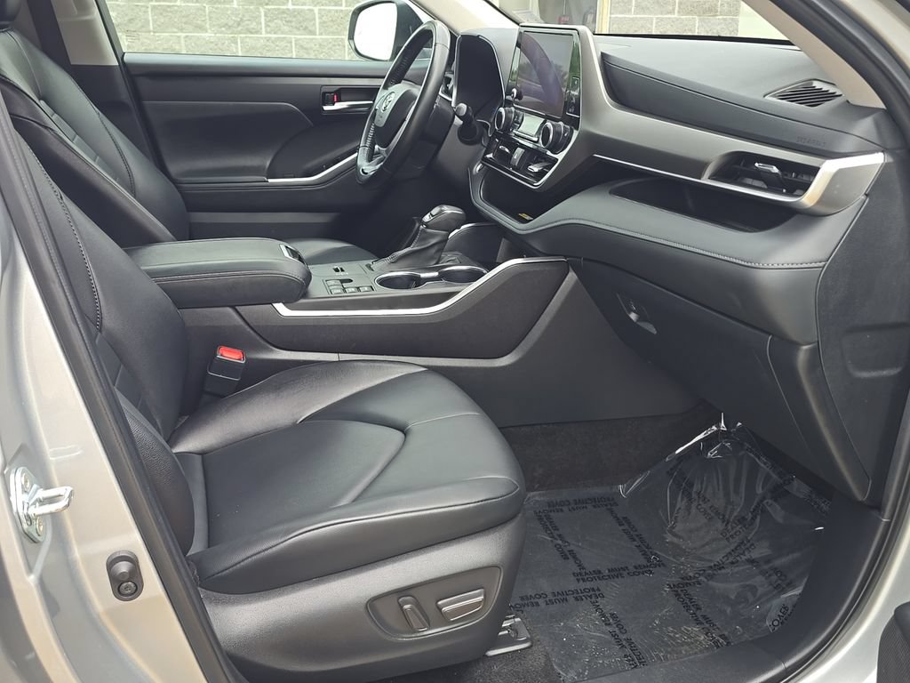 Used 2024 Toyota Highlander XLE AWD/4WD image 11