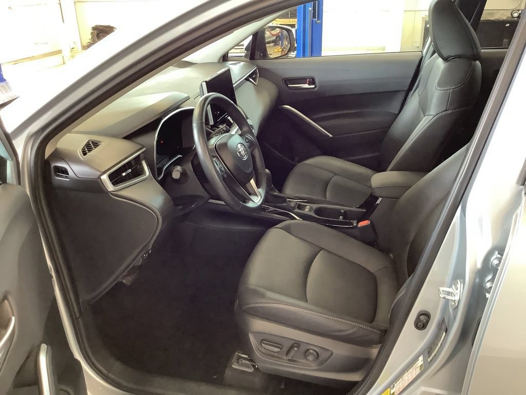 Used 2024 Toyota Corolla Cross XLE w/ Convenience Package AWD/4WD image 12