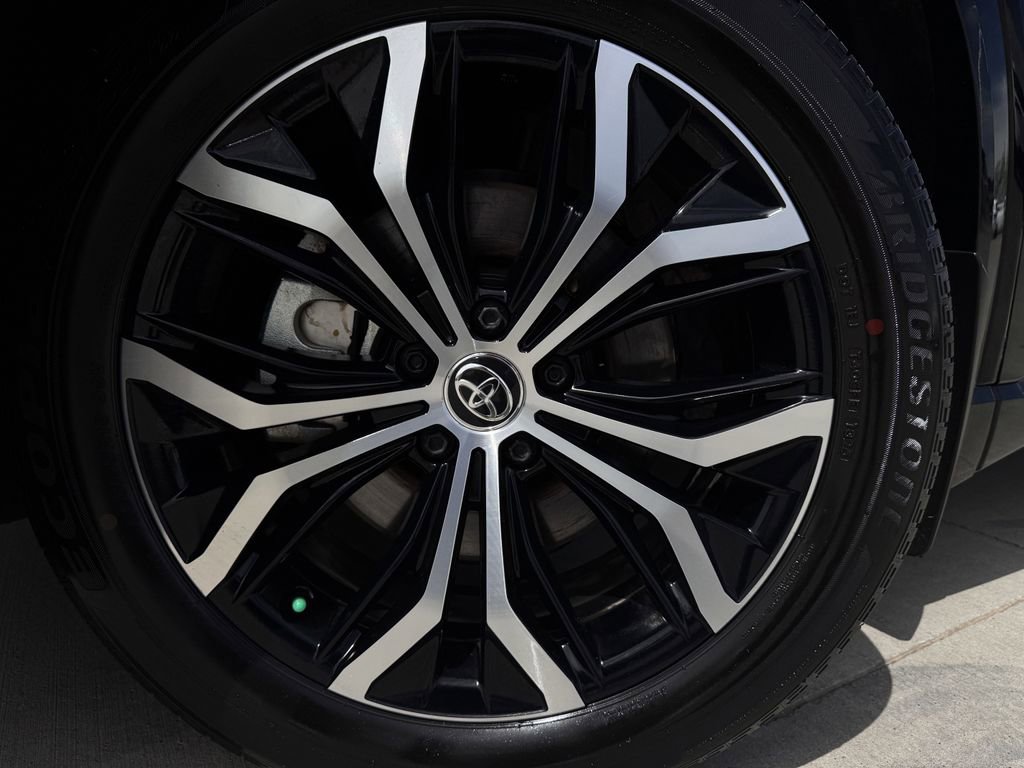 Used 2025 Toyota Crown Signia image 9