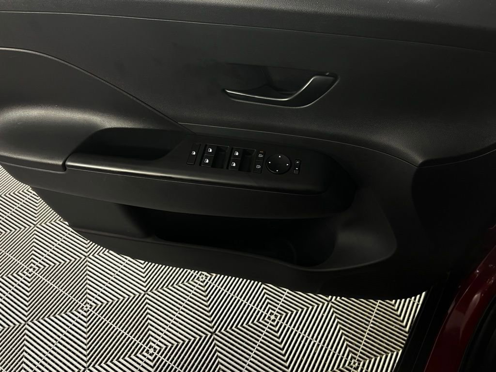 Used 2025 Hyundai Kona SEL image 32