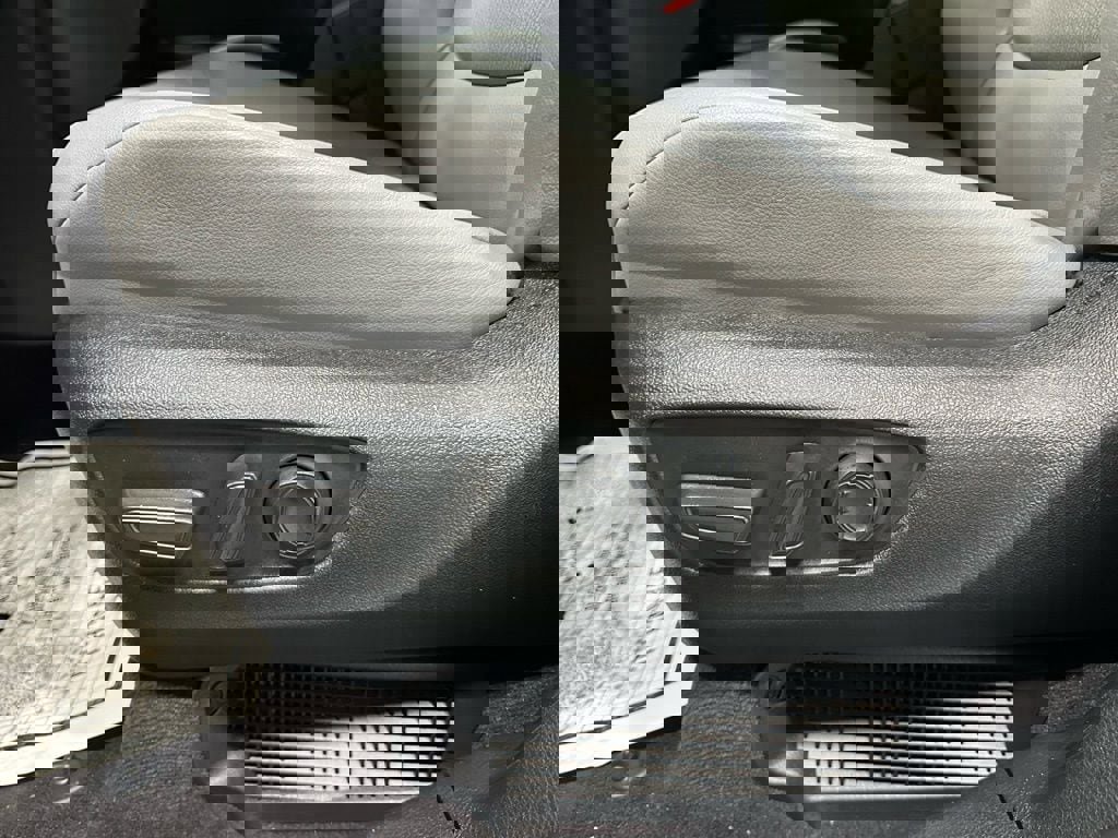 Used 2025 Toyota Sienna XLE image 12