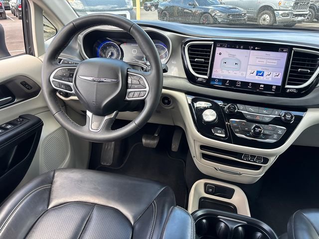 Used 2023 Chrysler Pacifica Touring-L FWD image 13