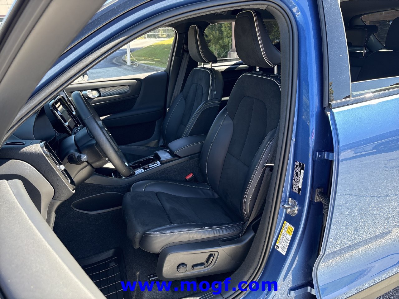 Used 2021 Volvo XC40 T4 R-Design w/ Advanced Package FWD image 12