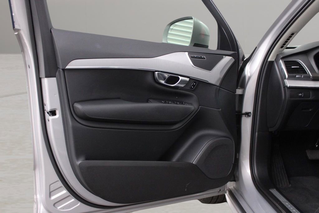 Certified 2025 Volvo XC90 B5 Core image 38