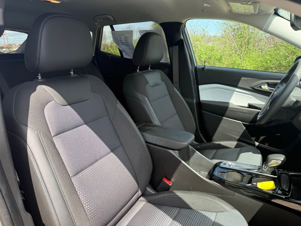 Used 2025 Chevrolet Trax LT image 21